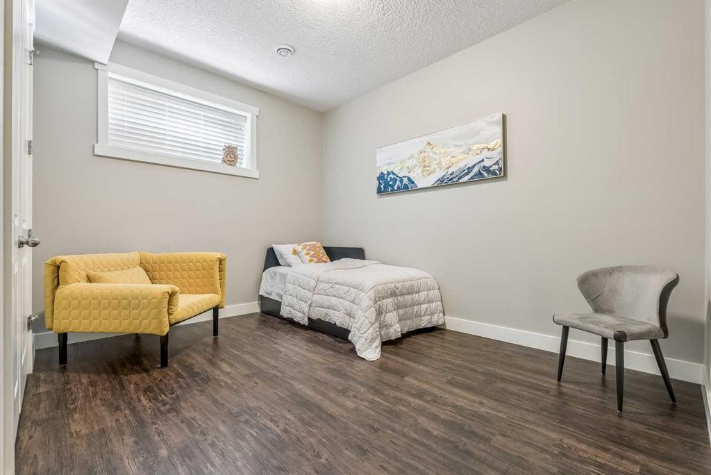 30 Ascot Crescent Sw, Calgary, AB - Indoor Photo Showing Bedroom