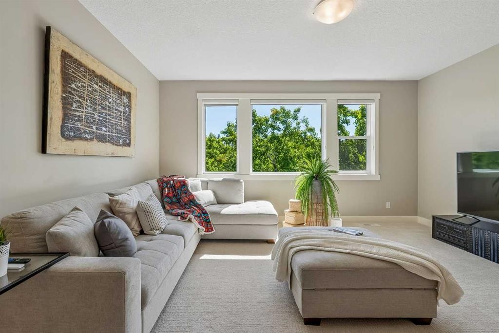 30 Ascot Crescent Sw, Calgary, AB - Indoor Photo Showing Living Room