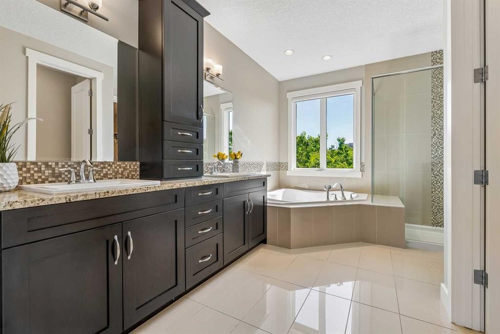 30 Ascot Crescent Sw, Calgary, AB - Indoor Photo Showing Bathroom