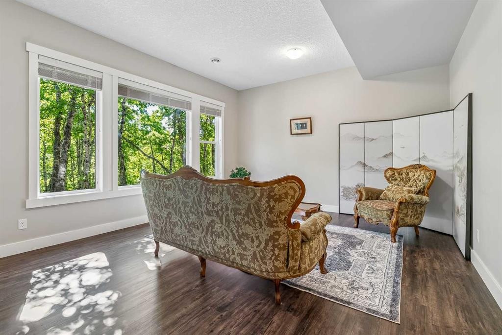 30 Ascot Crescent Sw, Calgary, AB - Indoor Photo Showing Living Room