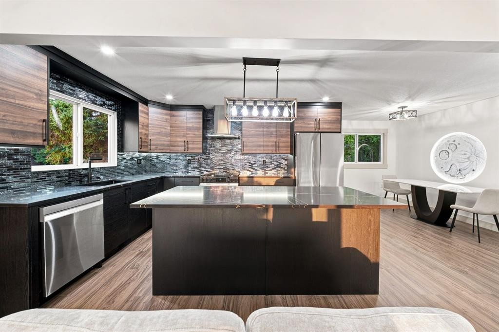 8304 11 Street Sw, Calgary, AB - Indoor Photo Showing Kitchen With Upgraded Kitchen