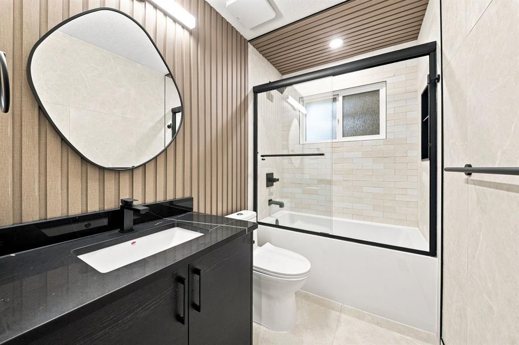 8304 11 Street Sw, Calgary, AB - Indoor Photo Showing Bathroom