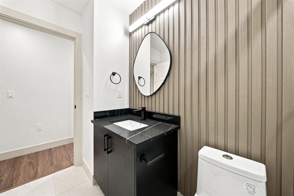 8304 11 Street Sw, Calgary, AB - Indoor Photo Showing Bathroom