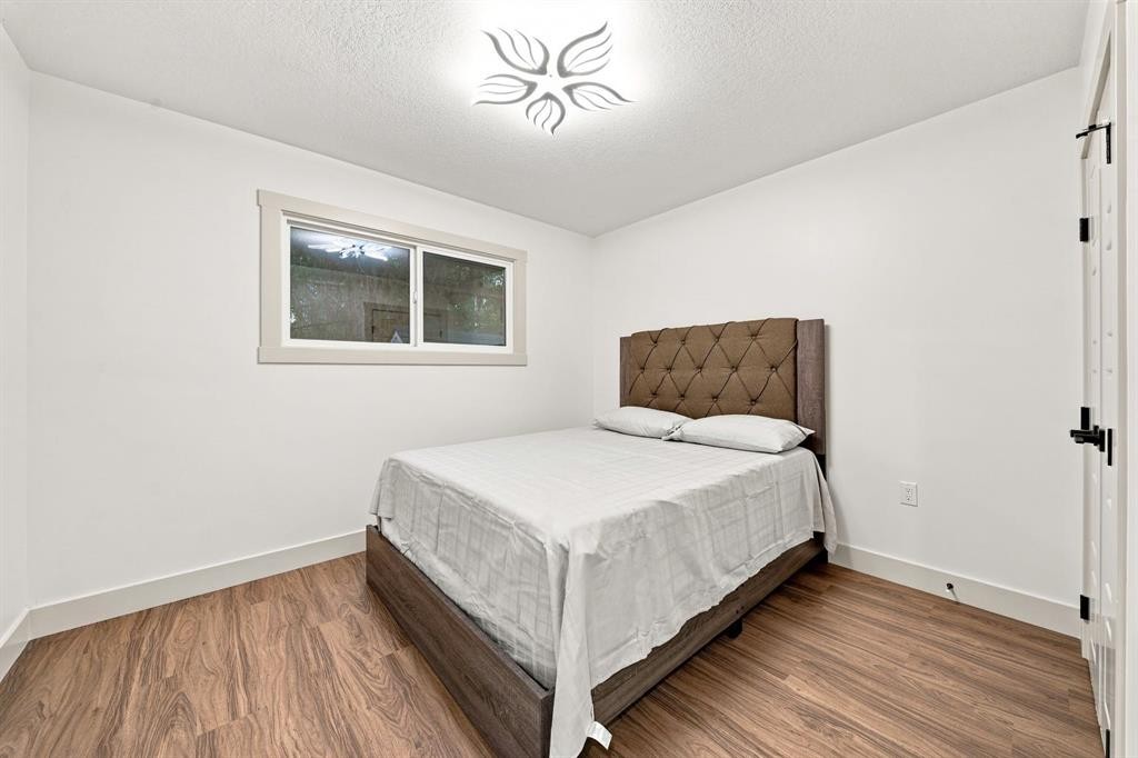 8304 11 Street Sw, Calgary, AB - Indoor Photo Showing Bedroom