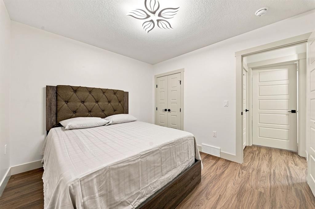 8304 11 Street Sw, Calgary, AB - Indoor Photo Showing Bedroom