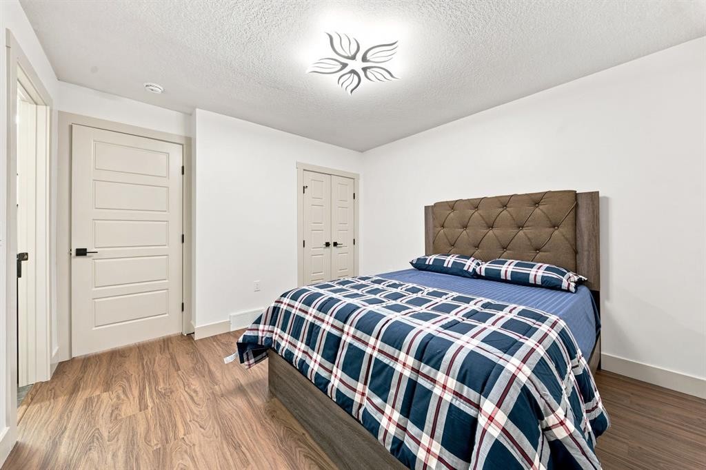 8304 11 Street Sw, Calgary, AB - Indoor Photo Showing Bedroom