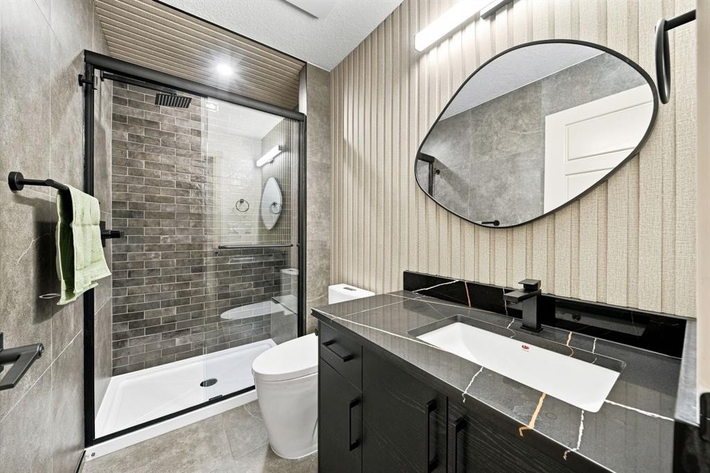 8304 11 Street Sw, Calgary, AB - Indoor Photo Showing Bathroom