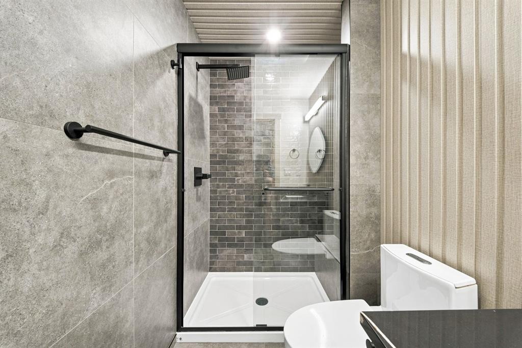8304 11 Street Sw, Calgary, AB - Indoor Photo Showing Bathroom