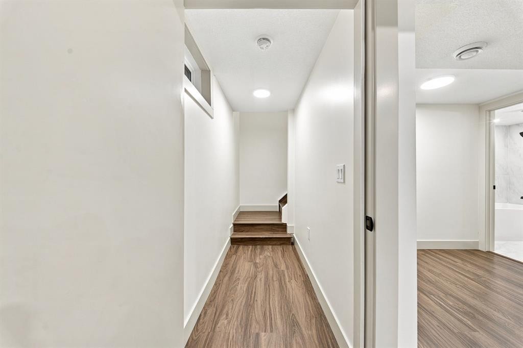 8304 11 Street Sw, Calgary, AB - Indoor Photo Showing Other Room