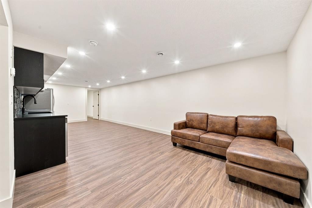 8304 11 Street Sw, Calgary, AB - Indoor