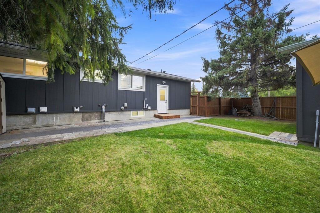 8304 11 Street Sw, Calgary, AB - Outdoor