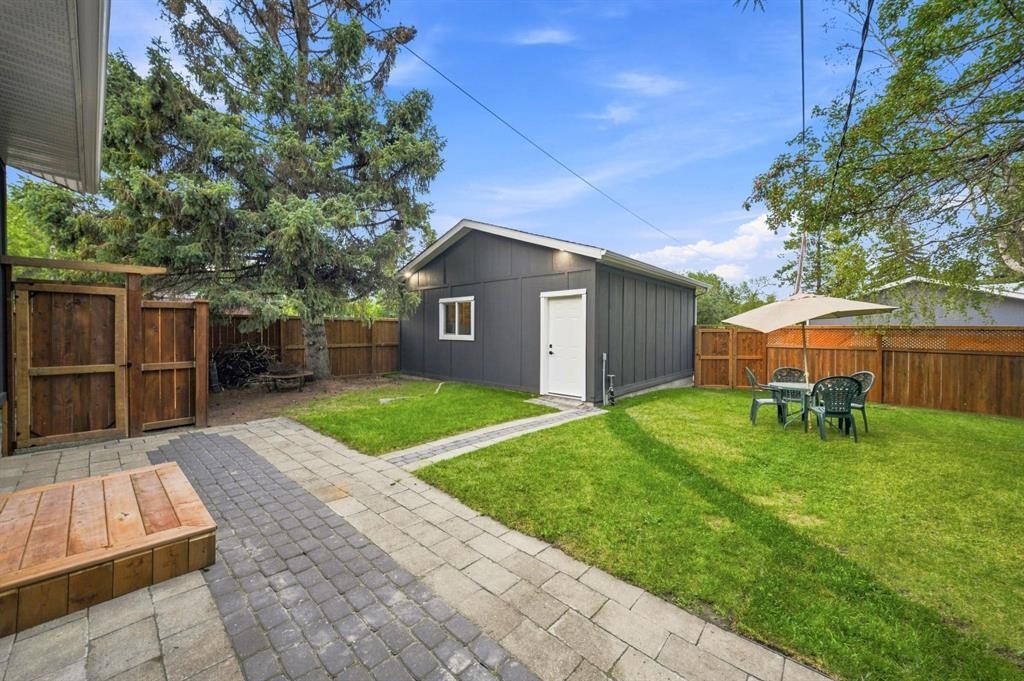 8304 11 Street Sw, Calgary, AB - Outdoor With Backyard