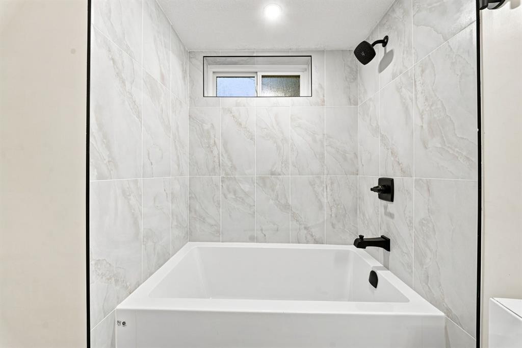 8304 11 Street Sw, Calgary, AB - Indoor Photo Showing Bathroom