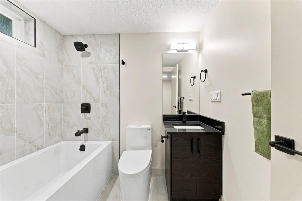 8304 11 Street Sw, Calgary, AB - Indoor Photo Showing Bathroom