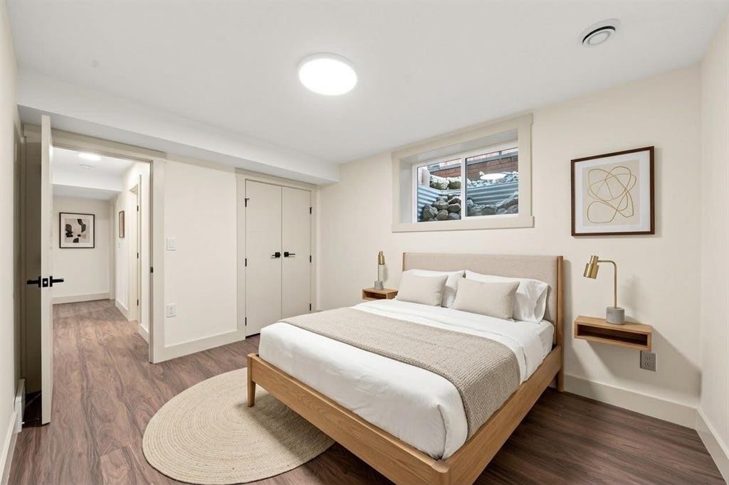8304 11 Street Sw, Calgary, AB - Indoor Photo Showing Bedroom