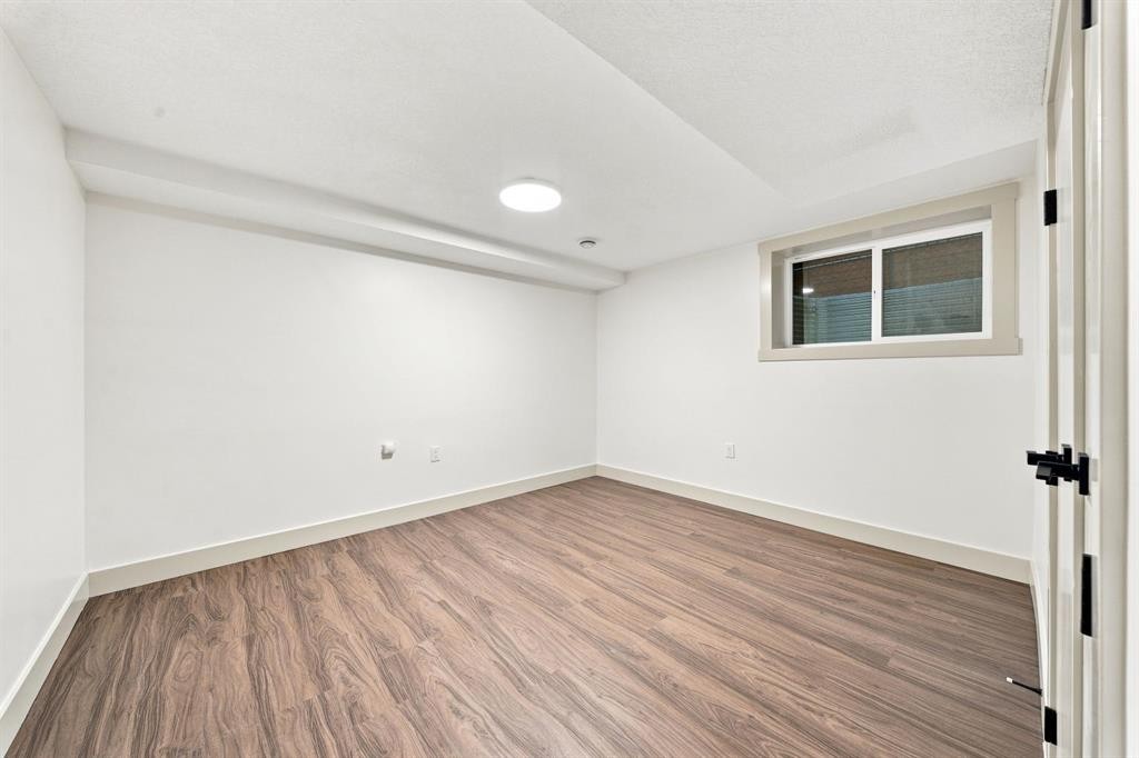 8304 11 Street Sw, Calgary, AB - Indoor Photo Showing Other Room