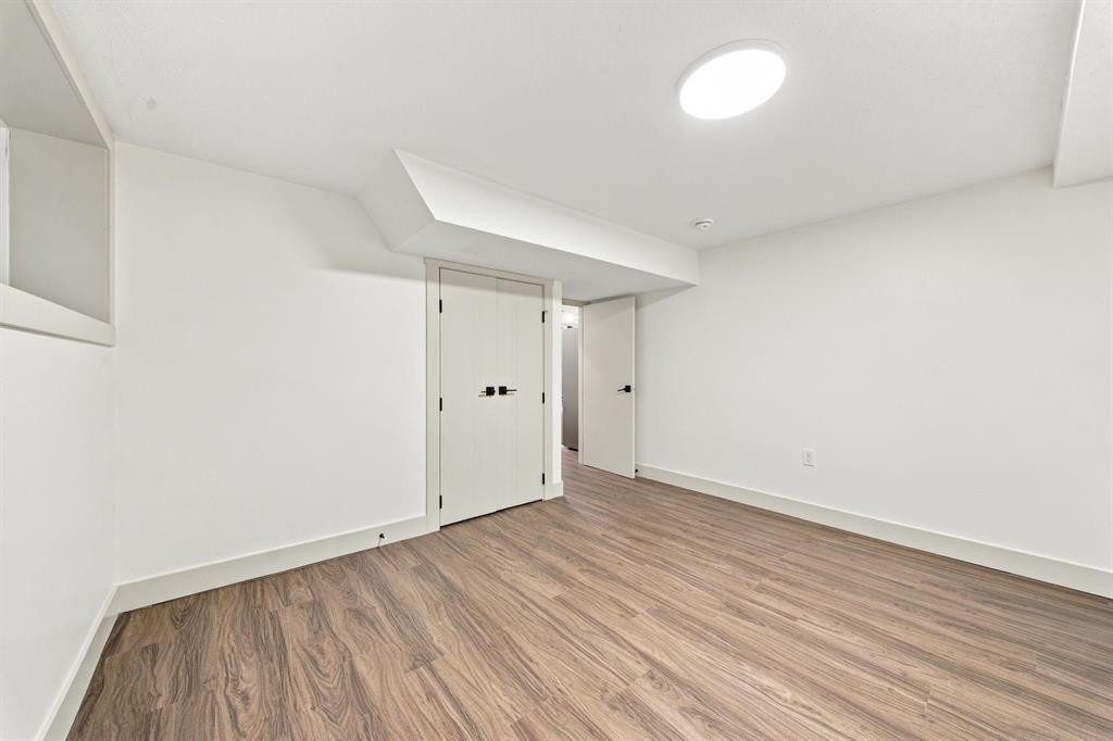 8304 11 Street Sw, Calgary, AB - Indoor Photo Showing Other Room