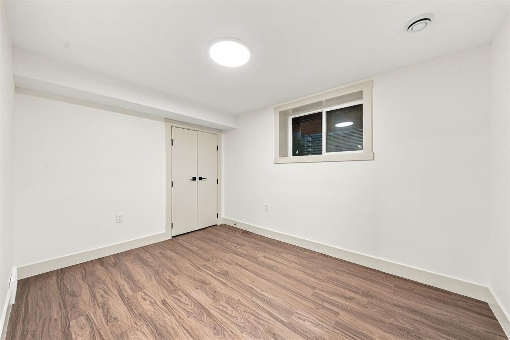 8304 11 Street Sw, Calgary, AB - Indoor Photo Showing Other Room