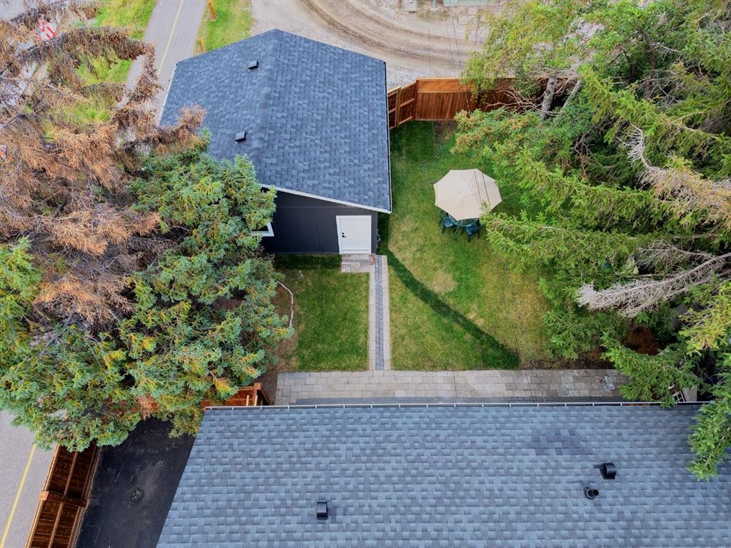 8304 11 Street Sw, Calgary, AB - Outdoor