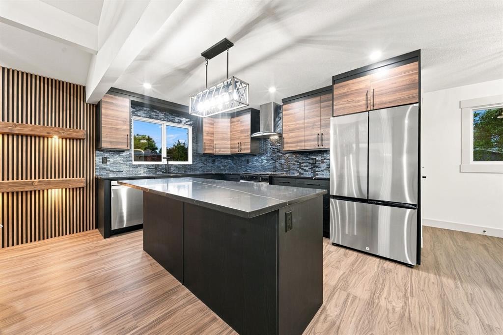 8304 11 Street Sw, Calgary, AB - Indoor Photo Showing Kitchen With Upgraded Kitchen