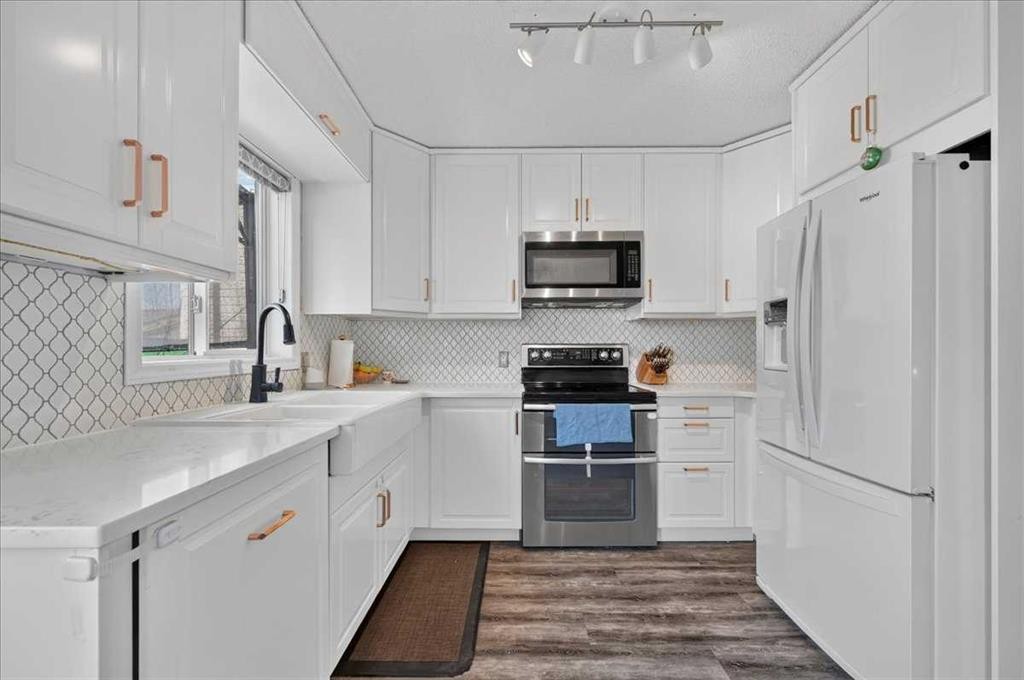 95 Hidden Point Nw, Calgary, AB - Indoor Photo Showing Kitchen With Upgraded Kitchen