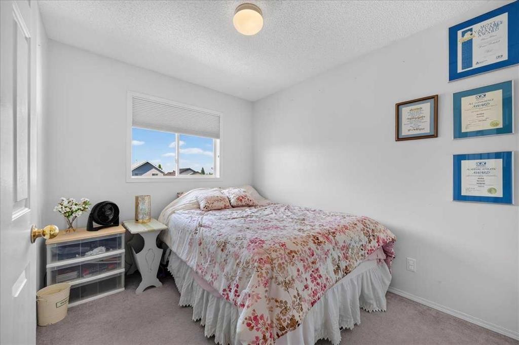 95 Hidden Point Nw, Calgary, AB - Indoor Photo Showing Bedroom