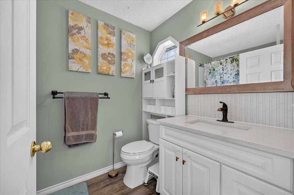 95 Hidden Point Nw, Calgary, AB - Indoor Photo Showing Bathroom
