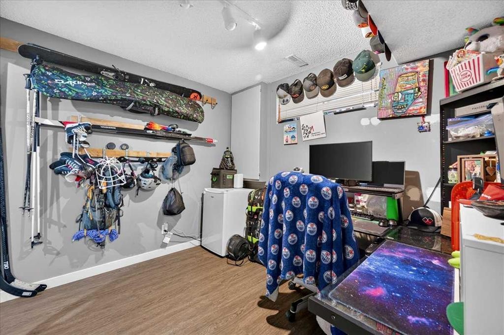 95 Hidden Point Nw, Calgary, AB - Indoor Photo Showing Other Room