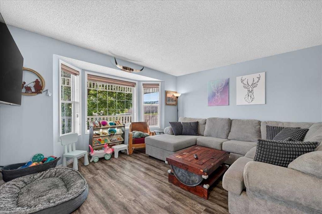 95 Hidden Point Nw, Calgary, AB - Indoor Photo Showing Living Room