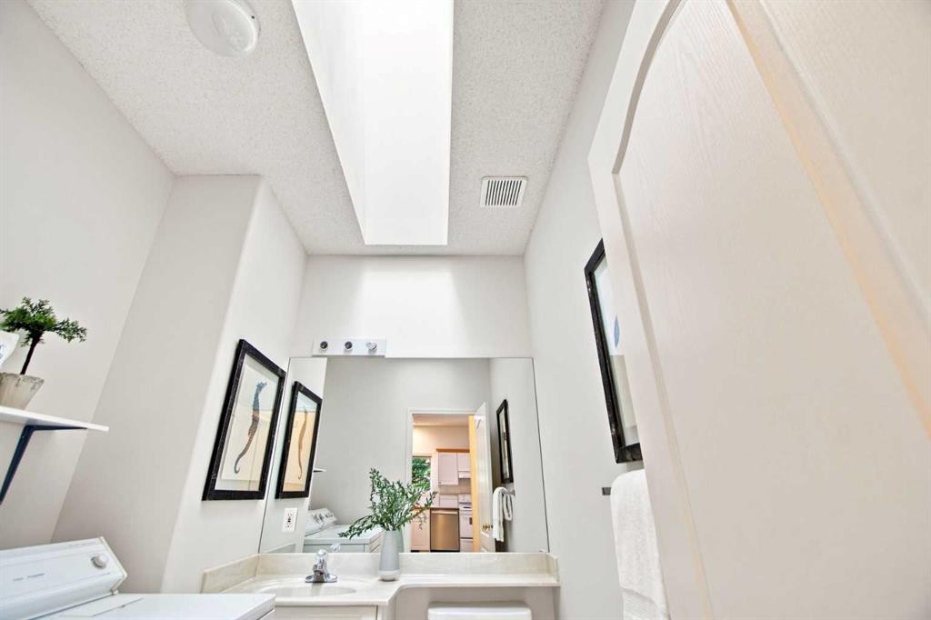 21 Scimitar Heath Nw, Calgary, AB - Indoor Photo Showing Bathroom