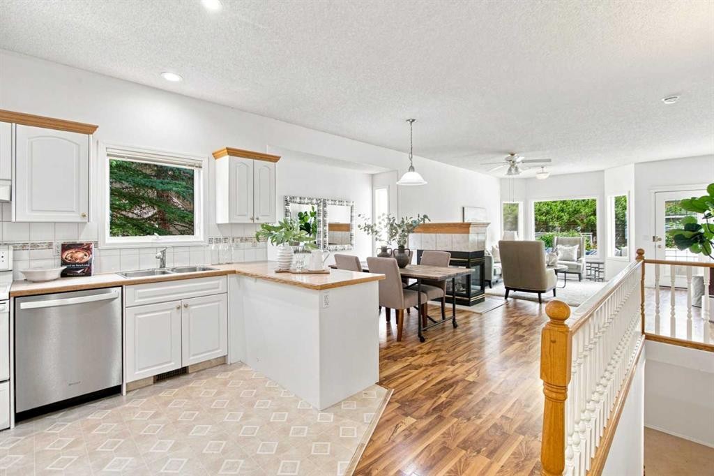21 Scimitar Heath Nw, Calgary, AB - Indoor Photo Showing Kitchen With Double Sink