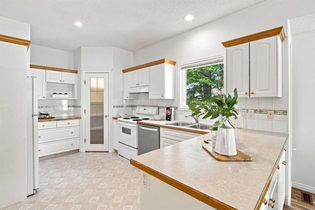 21 Scimitar Heath Nw, Calgary, AB - Indoor Photo Showing Kitchen With Double Sink