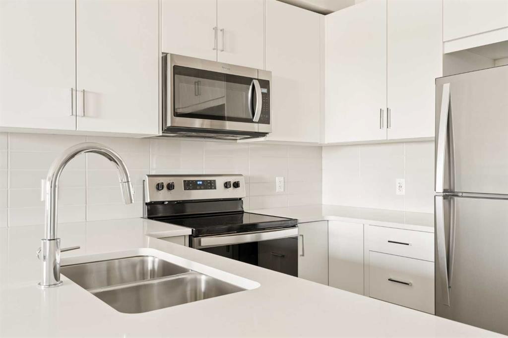 218-55 Wolf Hollow Crescent Se, Calgary, AB - Indoor Photo Showing Kitchen With Stainless Steel Kitchen With Double Sink With Upgraded Kitchen