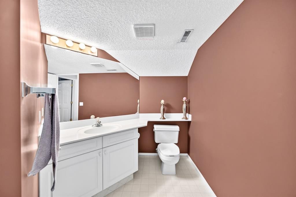14954 Mt Mckenzie Drive Se, Calgary, AB - Indoor Photo Showing Bathroom