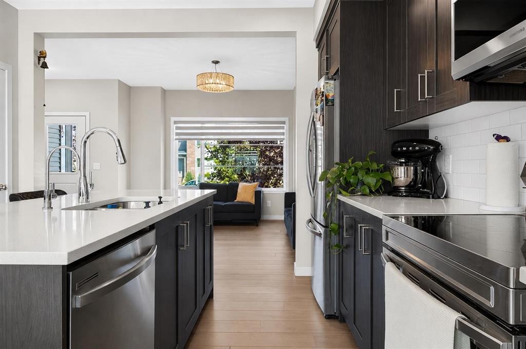 1079 Lanark Boulevard Se, Airdrie, AB - Indoor Photo Showing Kitchen With Upgraded Kitchen