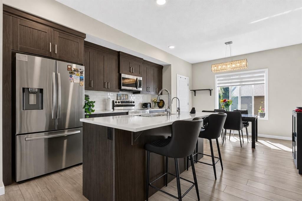 1079 Lanark Boulevard Se, Airdrie, AB - Indoor Photo Showing Kitchen With Upgraded Kitchen