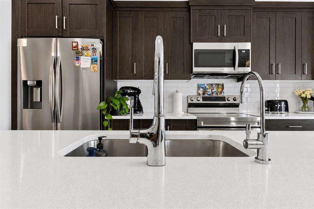1079 Lanark Boulevard Se, Airdrie, AB - Indoor Photo Showing Kitchen With Double Sink With Upgraded Kitchen