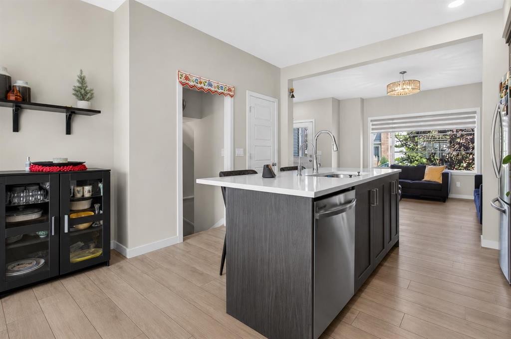 1079 Lanark Boulevard Se, Airdrie, AB - Indoor Photo Showing Kitchen With Upgraded Kitchen