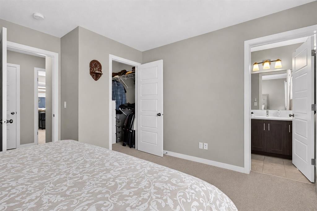 1079 Lanark Boulevard Se, Airdrie, AB - Indoor Photo Showing Bedroom