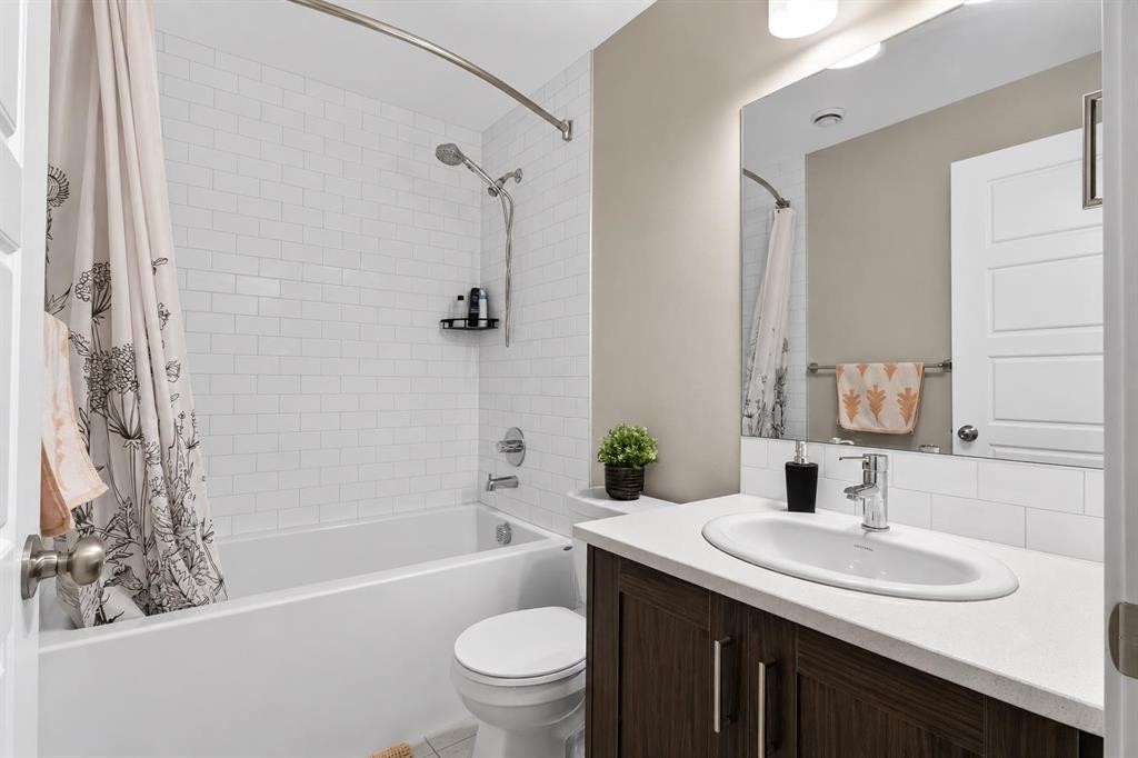 1079 Lanark Boulevard Se, Airdrie, AB - Indoor Photo Showing Bathroom