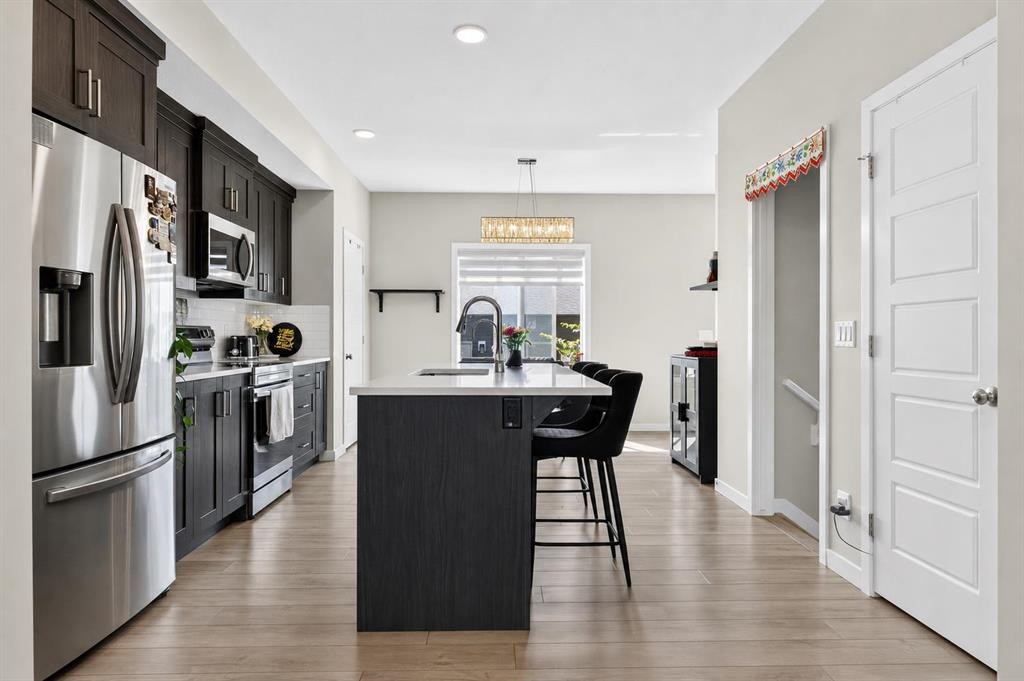 1079 Lanark Boulevard Se, Airdrie, AB - Indoor Photo Showing Kitchen
