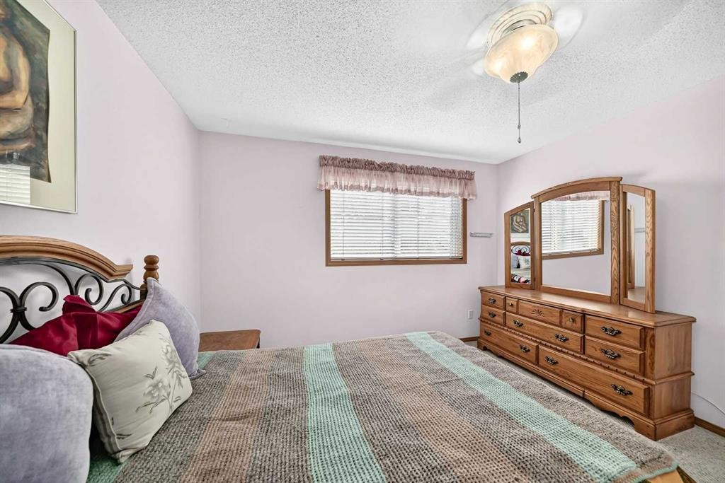 20 Everstone Place Sw, Calgary, AB - Indoor Photo Showing Bedroom