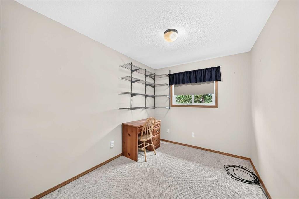 20 Everstone Place Sw, Calgary, AB - Indoor Photo Showing Other Room
