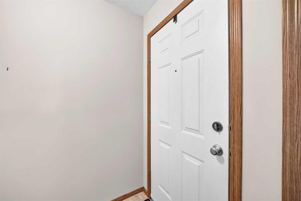 20 Everstone Place Sw, Calgary, AB - Indoor Photo Showing Other Room