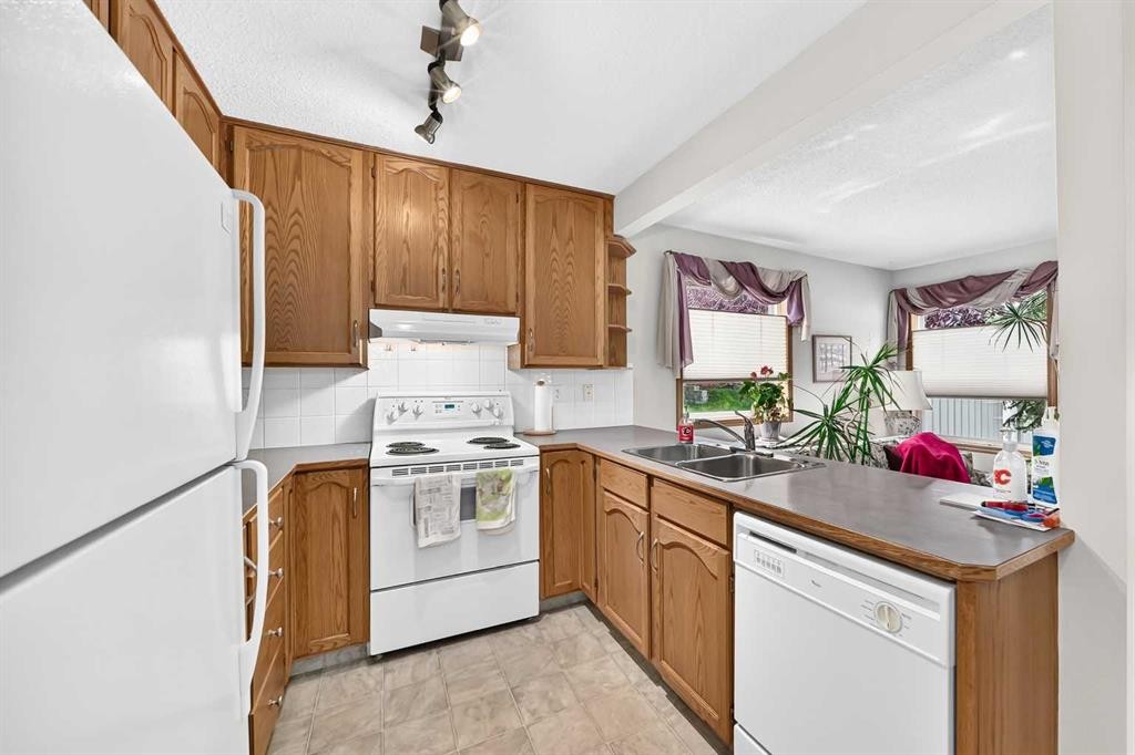 20 Everstone Place Sw, Calgary, AB - Indoor Photo Showing Kitchen With Double Sink