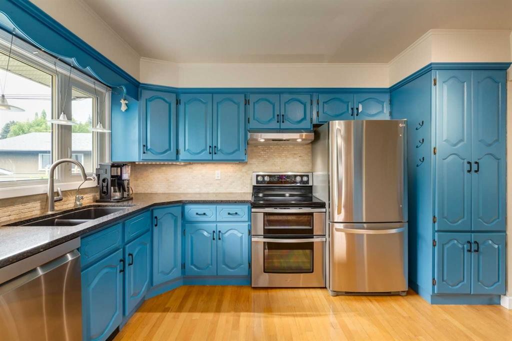 4903 Carney Road Nw, Calgary, AB - Indoor Photo Showing Kitchen With Double Sink