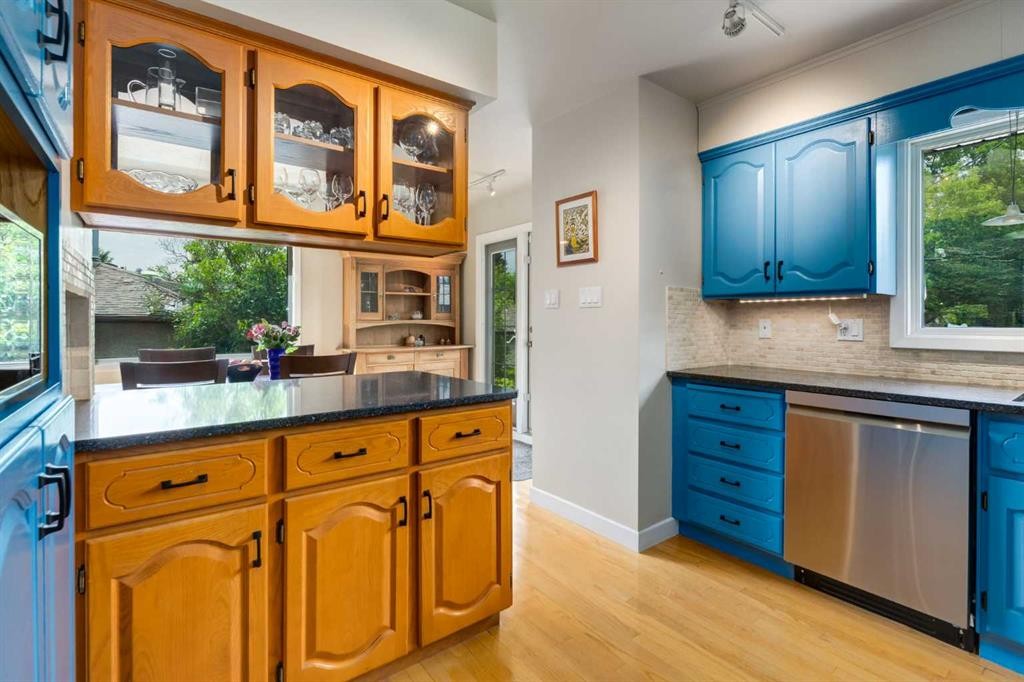 4903 Carney Road Nw, Calgary, AB - Indoor Photo Showing Kitchen