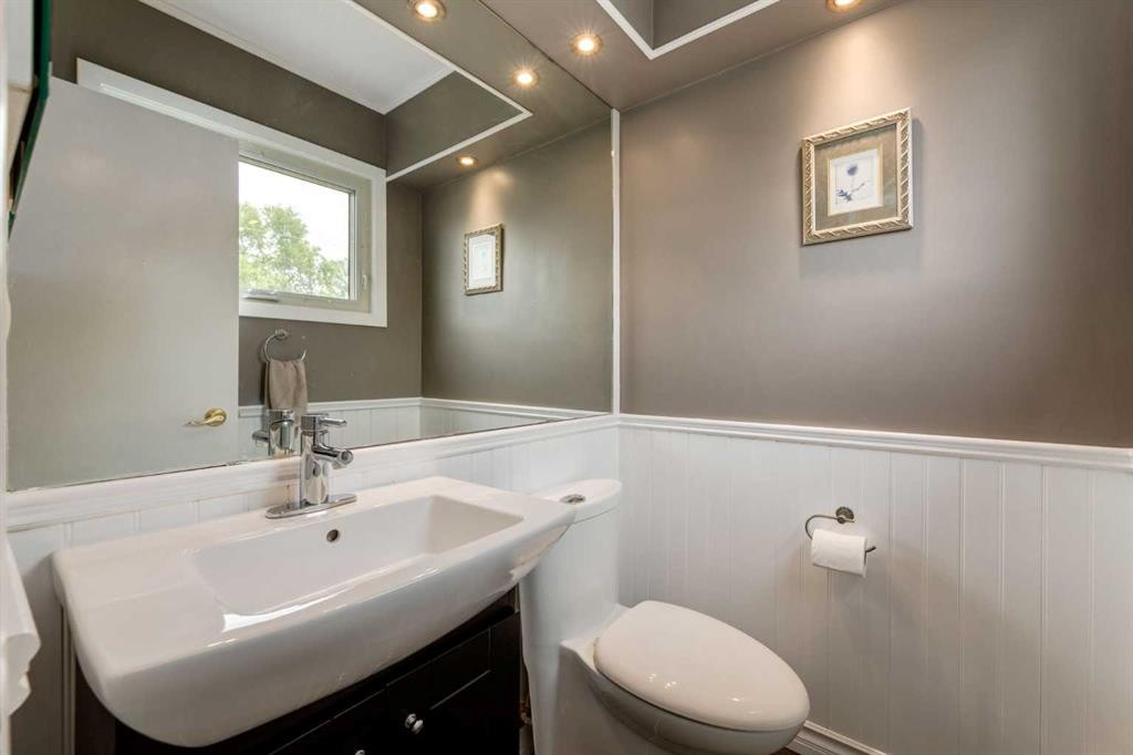 4903 Carney Road Nw, Calgary, AB - Indoor Photo Showing Bathroom