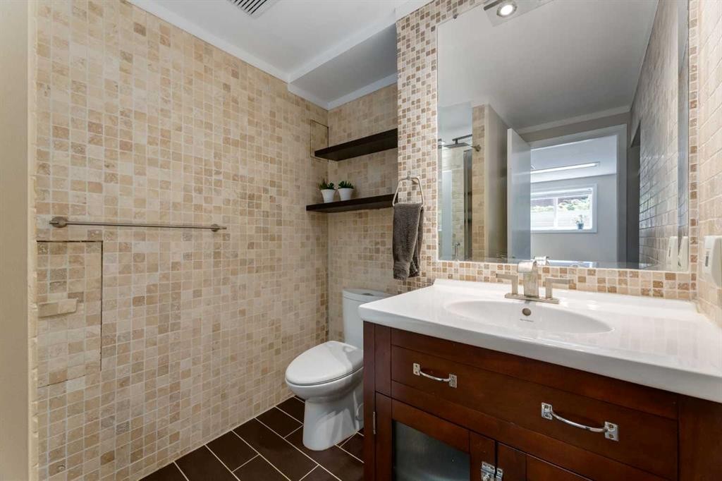 4903 Carney Road Nw, Calgary, AB - Indoor Photo Showing Bathroom
