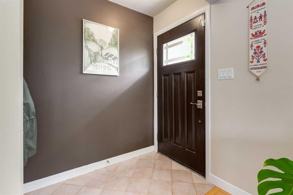 4903 Carney Road Nw, Calgary, AB - Indoor Photo Showing Other Room